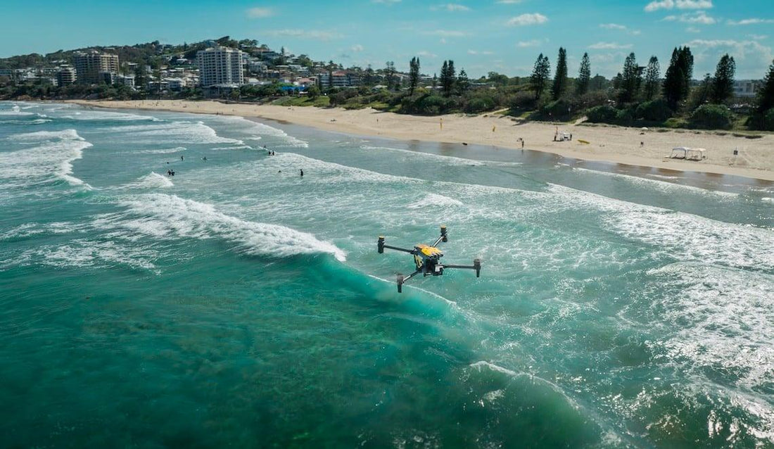 Dron monitorující pláž v Austrálii jako součást programu ochrany před žraloky