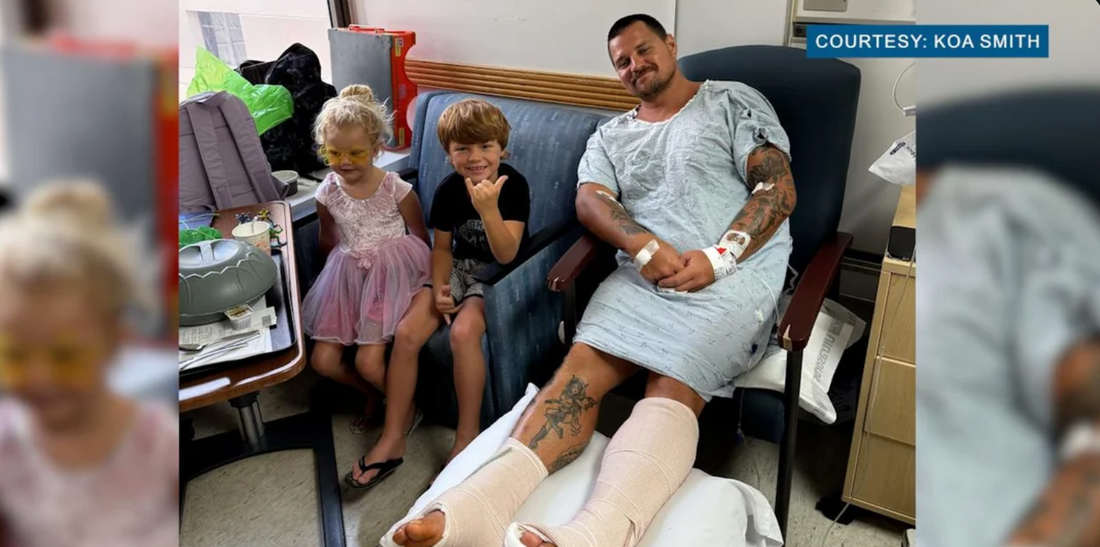 Havajský surfař Koa Smith při surfování na ostrově Oahu. Jen několik dní po vážném útoku žraloka oznámil, že se po zotavení plánuje vrátit zpět do oceánu.
